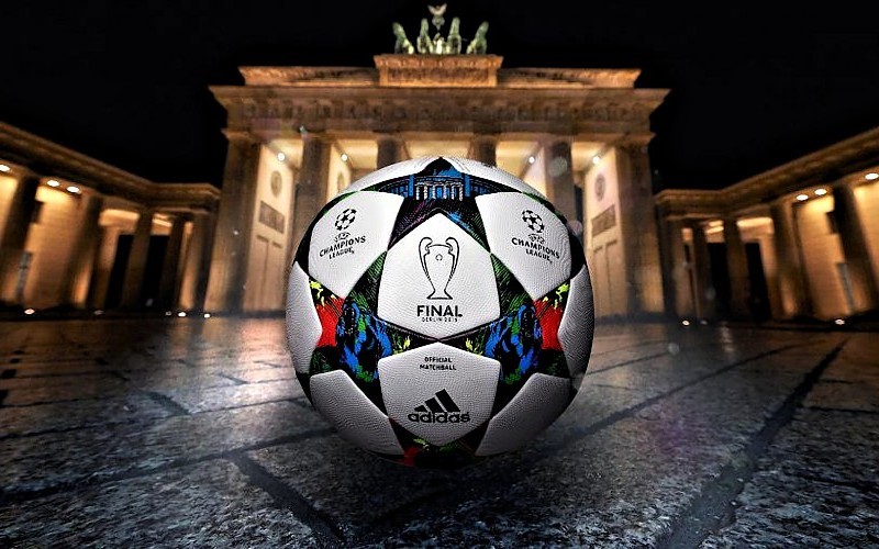 Fußball vor dem Brandenburger Tor